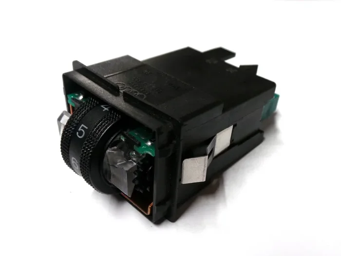 Audi Q5 Q7 A3 8P A4 8E 8EC 8K A5 8T A6 4F Schalter Sitzheizung 8E0963563